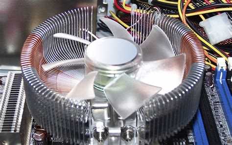 Правильное расположение кабеля кулера для удобства подключения