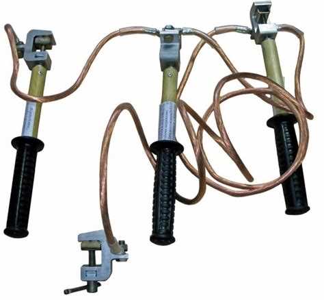 Подключение переносных заземлений в распределительных устройствах (РУ) – обязательная мера для защиты персонала от поражения электрическим током при проведении оперативных переключений и ремонтных работ. Безопасность в таких условиях обеспечивается только при строгом соблюдении порядка и технологии заземления, включая выбор точек присоединения, очередность действий и проверку отсутствия напряжения.