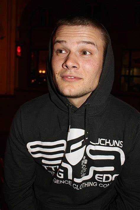 В каком городе проживает Макс Корж на постоянной основе