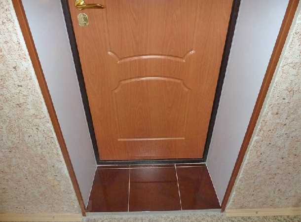 На что клеить пластиковые уголки на откосы