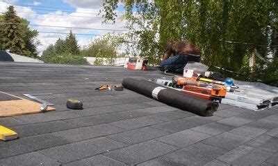 Нанесение клеевого состава на бетонное основание крыши