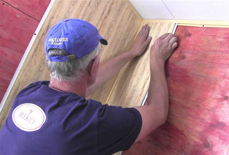 Как использовать плиточный клей для укладки ДВП на бетон