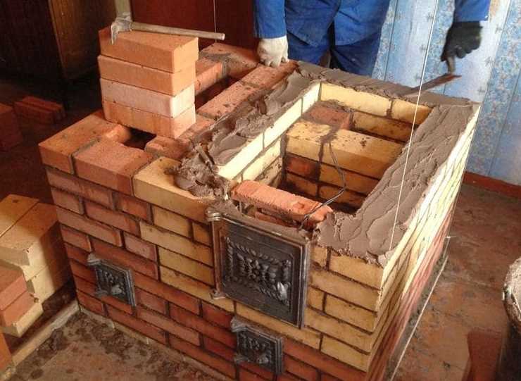 Допустимы ли добавки в раствор при кладке кирпича рядом с металлом