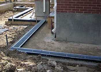 На какую глубину укладывать дренаж при утеплённом фундаменте