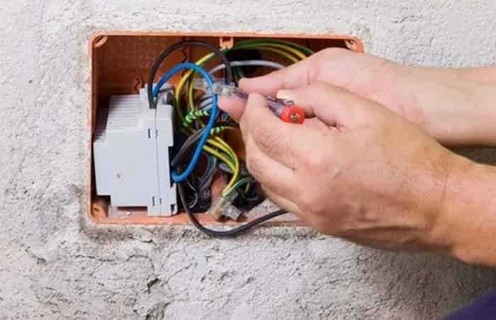 Почему заземление важно для предотвращения электростатического разряда в квартире