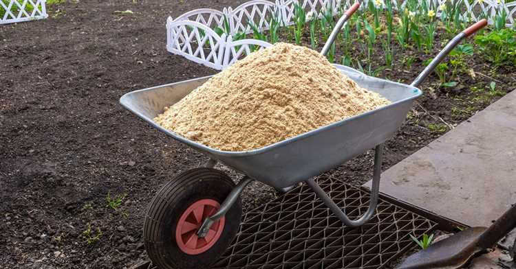 Как подготовить свежие опилки перед внесением в почву