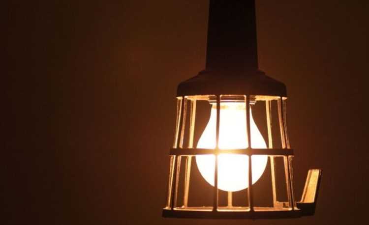 Для достижения уровня освещённости 300 люкс необходимо учитывать высоту потолков, тип светильников, мощность ламп и отражающую способность поверхностей в помещении. Расчёт и настройка освещения должны быть точными, особенно в рабочих зонах.