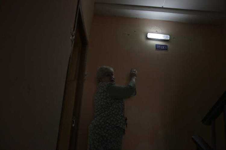 Куда звонить для замены лампочки при наличии управляющей компании