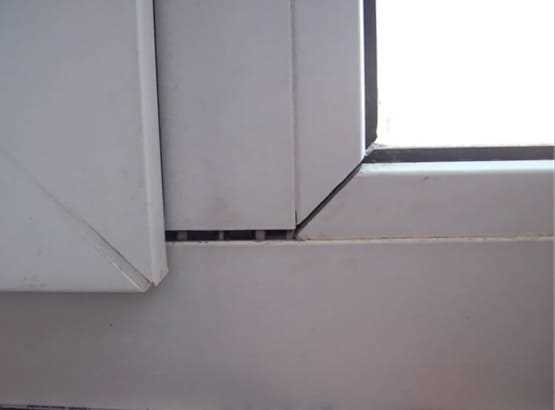 Пластиковое окно свистит при сильном ветре что делать