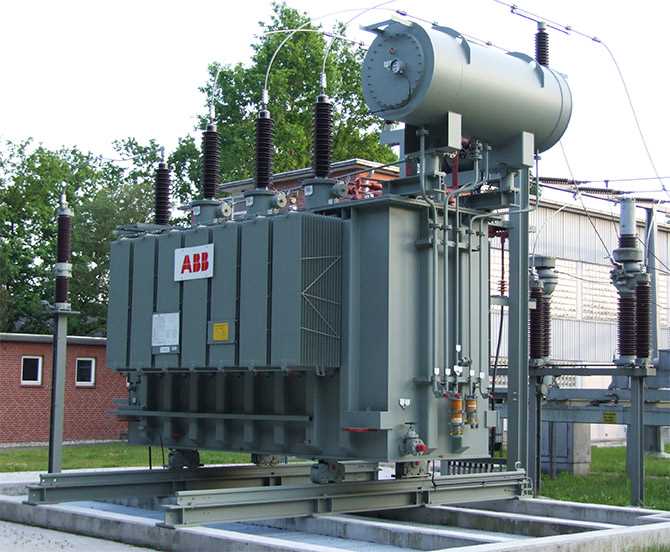 Что вызывает механические колебания обмоток при включении нагрузки