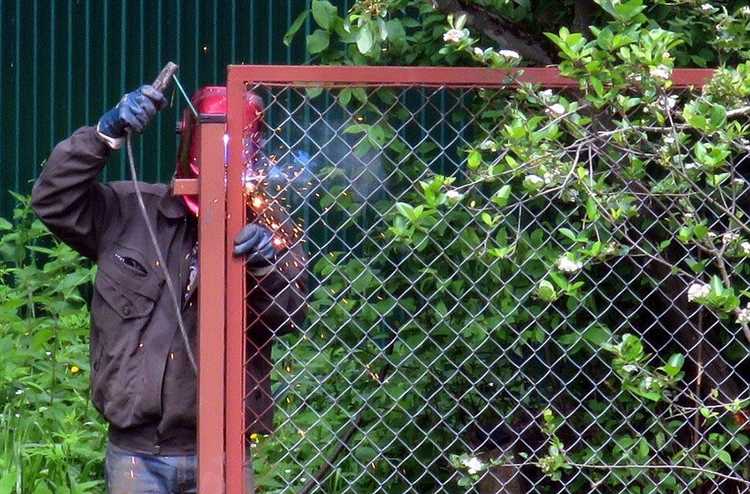 Как глухой забор влияет на соседские отношения