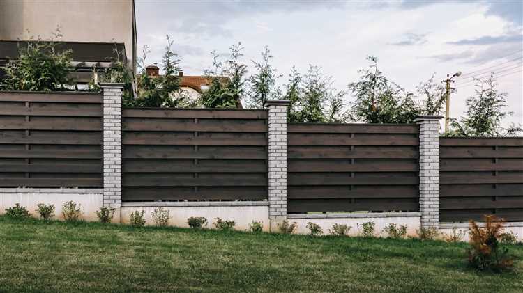 Какие проблемы возникают с глухими заборами в плане ремонта и ухода