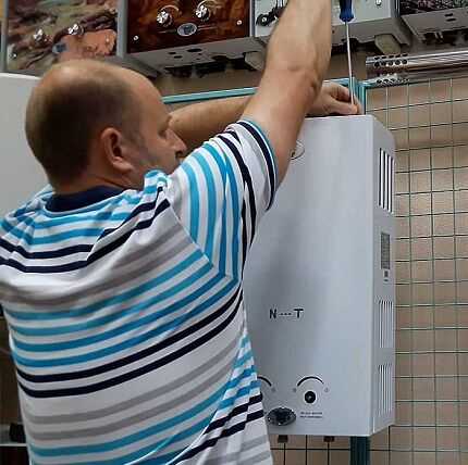 Как отключить газ и электричество в случае протечки колонки