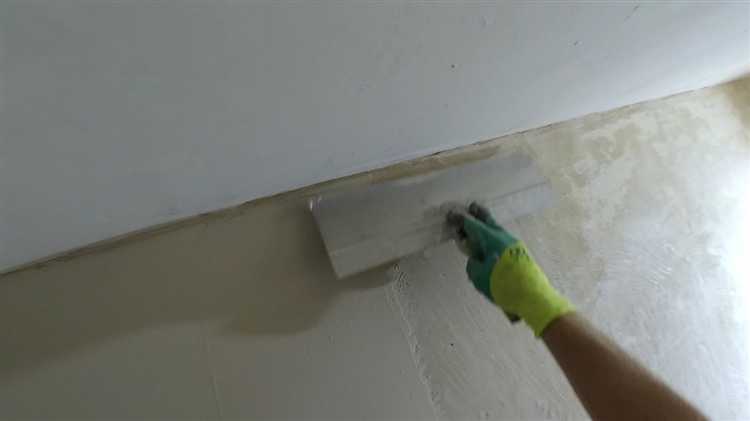 Полимерные шпаклёвки (на основе акрилатов и латекса) подходят для финишного выравнивания под покраску, не боятся влаги, эластичны, не трескаются при сезонных подвижках. Они обеспечивают гладкое основание, устойчивое к микротрещинам, особенно в зонах сопряжения плит и углов.