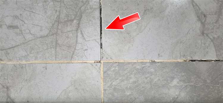 Почему швы чернеют: причины появления плесени и грязи