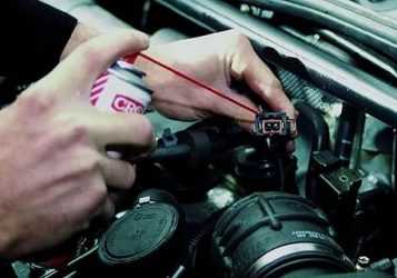 Использование специальных очистителей для электрических контактов