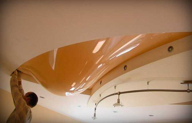 Использование бытовой химии для удаления следов грунтовки с потолка