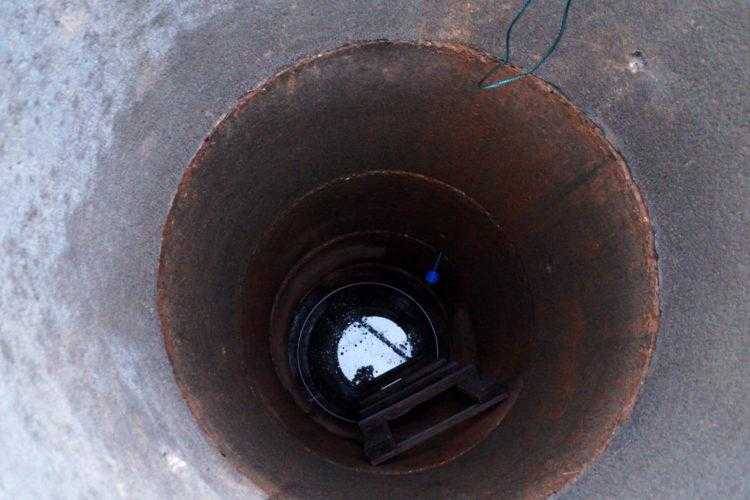 Черная вода в колодце что делать Черная вода в колодце что делать