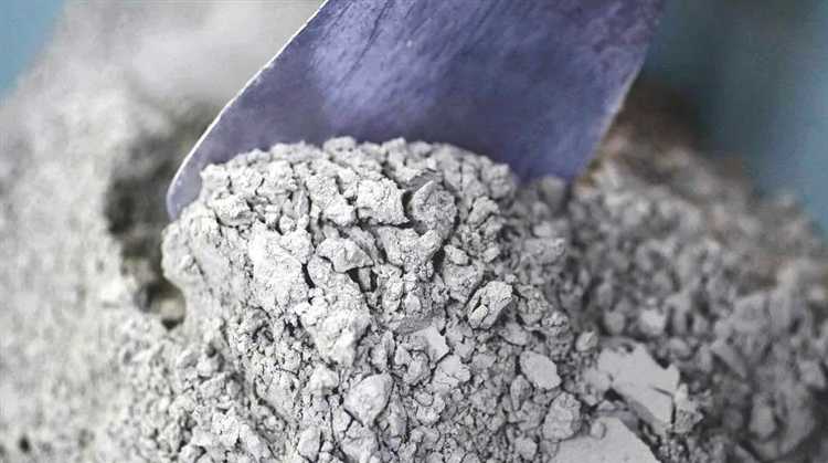 Сухой рассыпчатый цемент с минимальными потерями качества (не старше 6–12 месяцев) может перейти в дело в undefinedзаливке оснований, создании столбиков, бордюров или других второстепённых конструкций</strong>, где требования к прочности не так велики. В ходе замеса следует тщательно смешивать с песком, тщательно очищая материал от крупных комков.»></p>
<p>Когда старый цемент используется вторично, следует <em>контролировать соотношение компонентов</em>, избегая повышения влагоёмкости смеси. В противном случае готовая конструкция даст усадку, покроется микротрещинами или потеряет устойчивость.</p>
<p><img decoding=