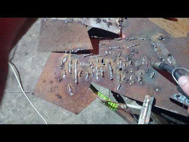 Защитная одежда должна быть из негорючих материалов, таких как хлопок с пропиткой или специальные огнеупорные ткани. Куртка и брюки должны плотно прилегать, исключая попадание искр на кожу, а швы должны быть прошитыми без синтетических нитей, чтобы избежать плавления.