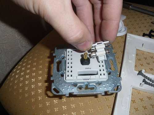 Диммер не выключает свет что делать