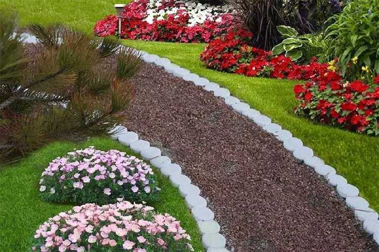 Чем отличается пластиковый бордюр от резинового при укладке