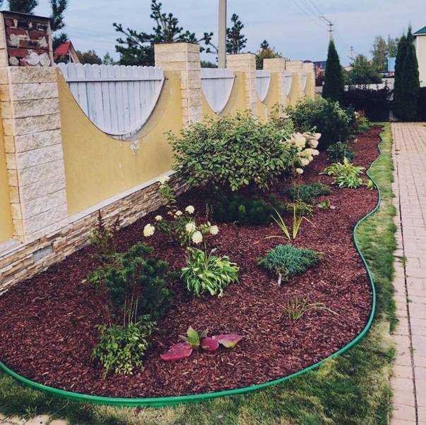 Что нужно учитывать при выборе камня для газонного бордюра