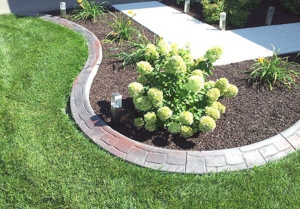 Можно ли использовать кирпич или бетонные блоки для бордюра