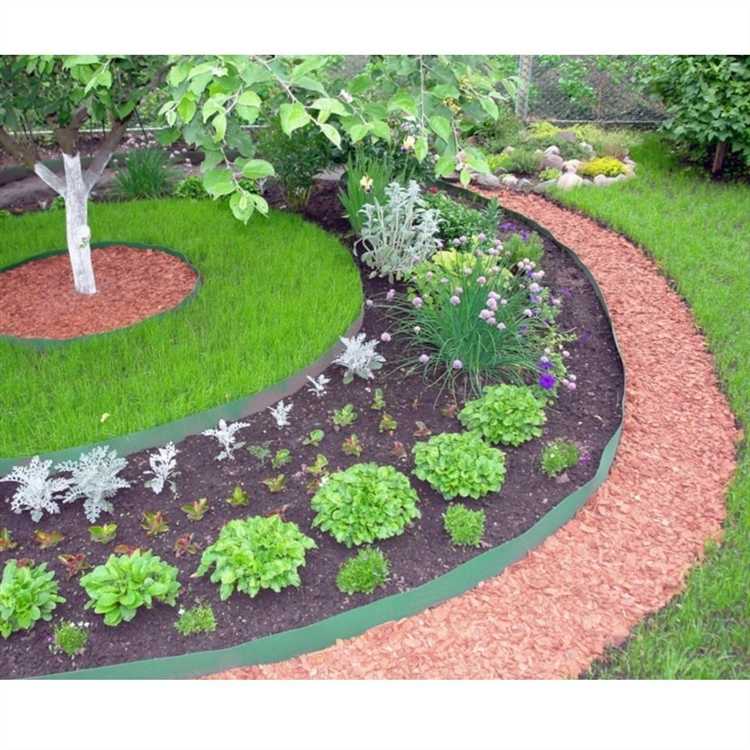 Подходит ли металл для оформления границы газона