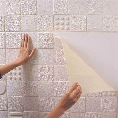 Нанесение клея на панели и на стены