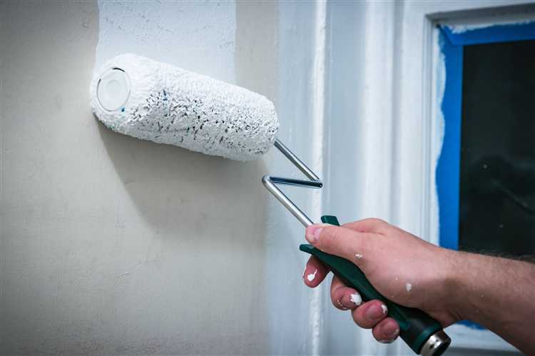 Подготовка валика к мытью: удаление излишков грунтовки