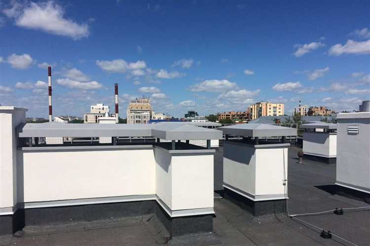 Какую функцию выполняет коробка на крыше многоквартирного дома