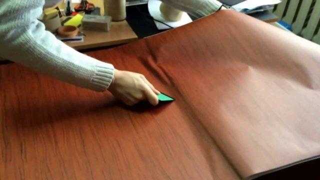 Пошаговое наклеивание пленки на ровную поверхность стола без пузырей