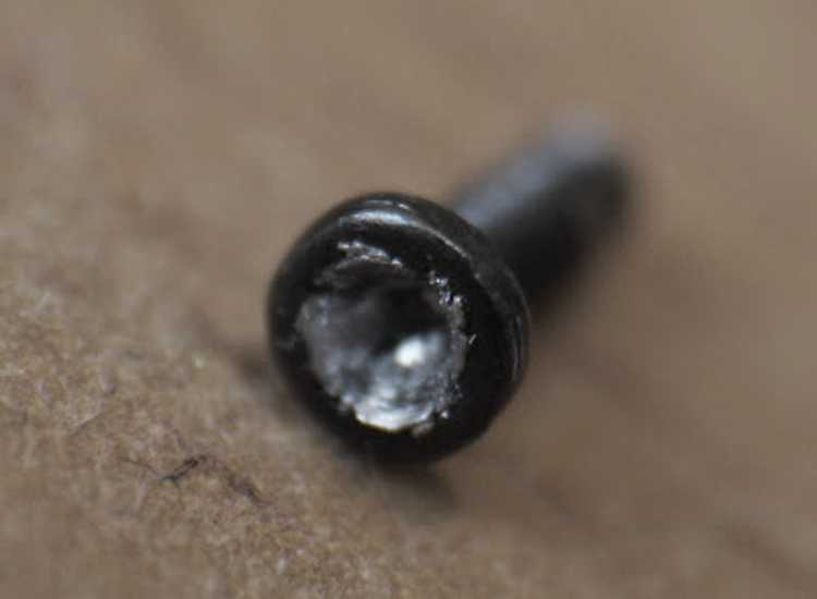 Применение экстрактора для болтов с сорванными гранями