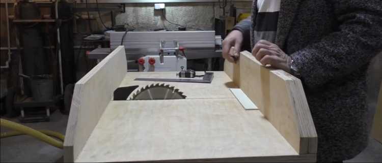 Упоры изготавливаются из бруска с сечениями 40×40 мм. Их нужно установить перпендикулярно пильному диску с помощью столярного угольника с точностью до 0,1°, иначе рез уйдет в сторону.