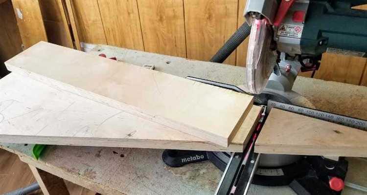 Во избежание смещений каретка крепится с помощью эксцентриковых зажимов, что даст точно воспроизводимые резы с минимальными погрешностями в каждом цикле.