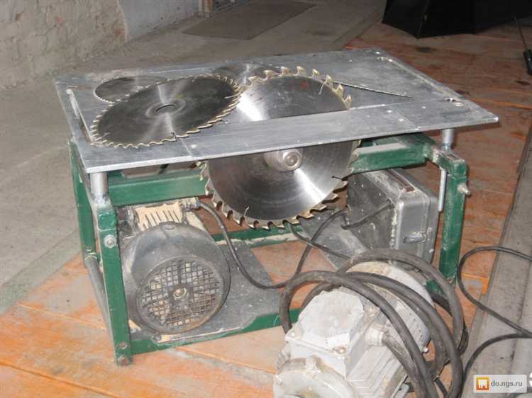 Салазки следует выфрезеровать по направляющим станка с точно выверенной шириной – на 0,2 мм меньше паза в столе, что обеспечит легкое скольжение без люфта. Реечные элементы рекомендуется смазать графитовой смазкой для снижения износа.