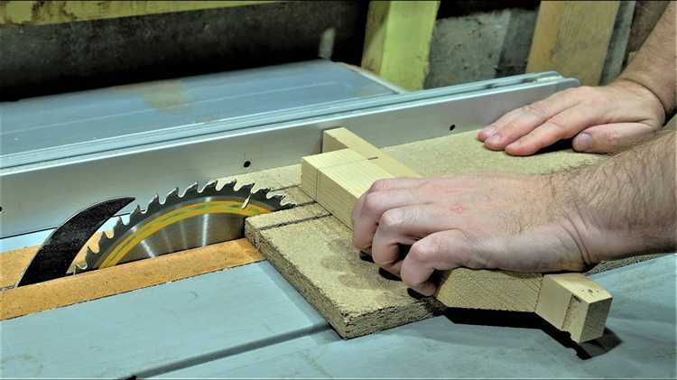 Основа каретки – фанера толщиной 15–18 мм с повышенной устойчивостью к влаге. В центре следует вырезать паз по диску пилы с зазором не более 0,5 мм, что даст точное направление движения.