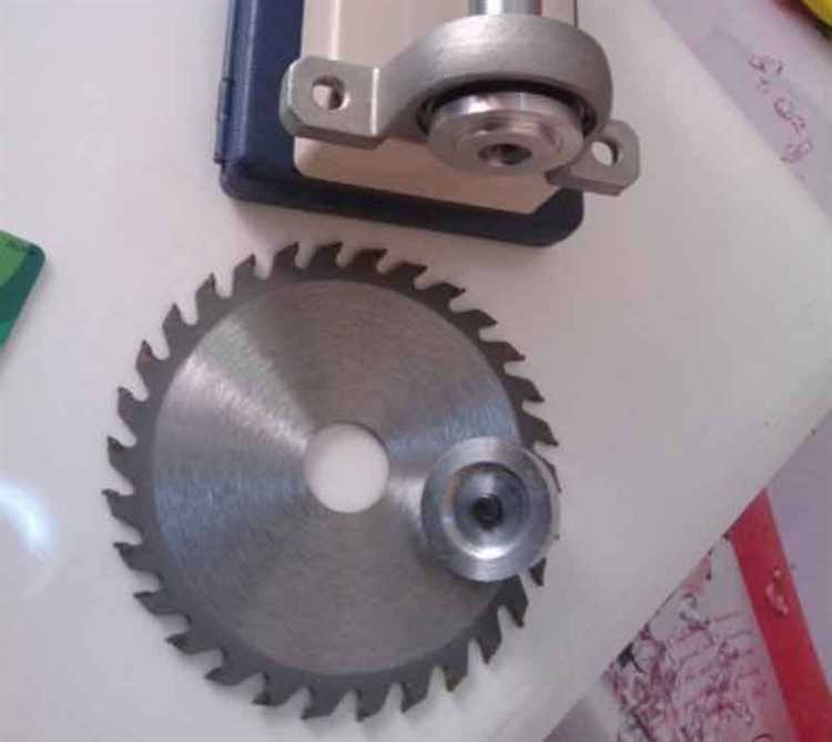 Каретка повышает точность реза, сокращая люфт и исключая смещение заготовки. Эти преимущества особенно ощутимы при серии однотипных деталей или точной резке пазов.