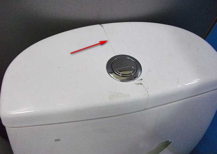 Удаление герметика по краю основания унитаза с помощью ножа