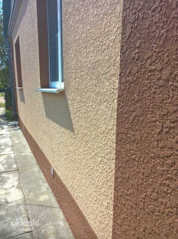 Обязательным компонентом является армирующая сетка из стекловолокна с ячейкой 4х4 мм, которая интегрируется в штукатурку для повышения трещиностойкости, не влияя на её дыхательные свойства.