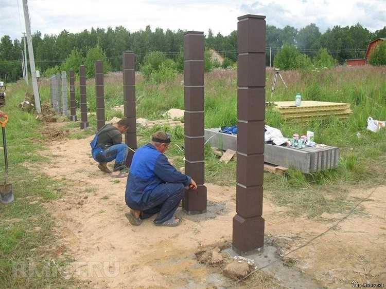 На какую глубину закапывать столбы для забора из профнастила