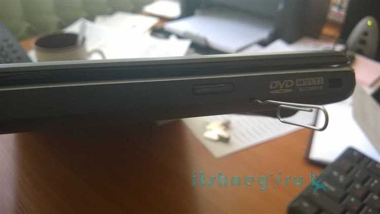 Как открыть дисковод при помощи аварийного отверстия