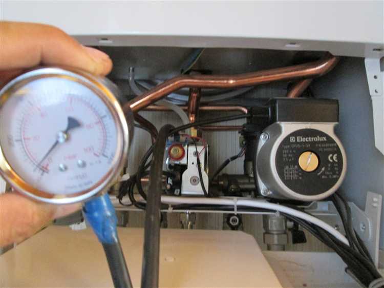 undefinedНедостаточная развоздушка</strong> особенно критична в системах с верхней разводкой и длинными горизонтальными участками. В таких случаях автоматические воздухоотводчики не справляются без параллельного ручного сброса воздуха из верхних точек радиаторов и стояков.»></p>
<p>Заполнение системы <em>без отключения котла</em> – ещё одна ошибка. Работающий насос может затянуть воздух в теплообменник, где он останется даже после наполнения, вызывая перегрев и падение давления из-за срабатывания предохранительного клапана.</p>
<p><strong>Игнорирование расширительного бака</strong> при заполнении также приводит к проблемам. Если бак не проверен на давление до пуска, возможна его неработоспособность из-за недостаточного предварительного давления. Это приведёт к скачкам давления при нагреве и его снижению после остывания.</p>
<p>Рекомендуется заполнять систему медленно, с открытыми воздухоотводчиками и спускными кранами, контролируя давление по манометру. Оптимальное давление на холодной системе – 1,2–1,5 бар. После заполнения необходимо провести развоздушивание и проверить работу расширительного бака.</p>
<h2>Влияние износа теплообменника на стабильность давления</h2>
<p><img decoding=