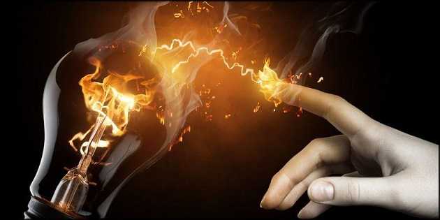 Чем отличается поражение переменным током при кратковременном и длительном контакте