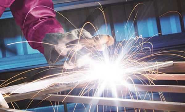 Почему постоянный ток при сварке безопаснее переменного