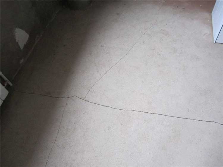 Нарушения технологии укладки стяжки по слоям и участкам