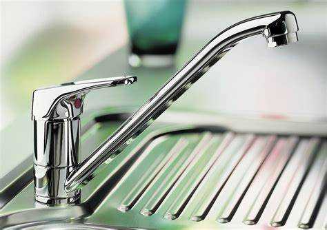 undefinedНаличие загрязнений или отложений внутри механизма.</strong> Минеральные отложения, песок и ржавчина влияют на работу деталей, вызывая износ и ослабление сцепления между компонентами смесителя.»></p>
<p><em>Игнорирование своевременного обслуживания усугубляет проблему, увеличивая риск повреждения корпуса смесителя и протечек.</em></p>
<h2>Как определить износ внутренних деталей крана</h2>
<p><img decoding=