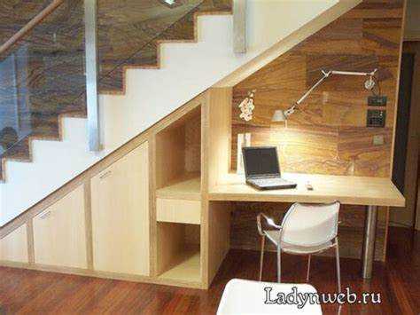 Хранение под лестницей: как организовать систему шкафов и полок