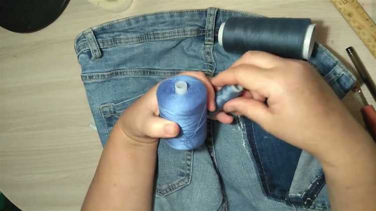 Применение влажной ткани и пара для выравнивания джинсов